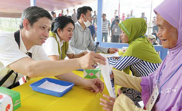 Sinar Mas helps improve community welfare