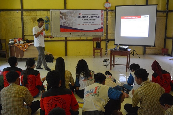PT SMART Volunteers help more than 100 students plan their future careers in West Kalimantan