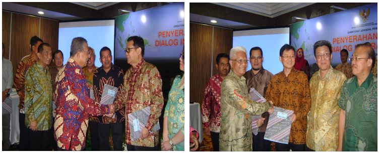 Dua perwakilan senior PT SMART menerima sertifikat ISPO dari Pemerintah Indonesia