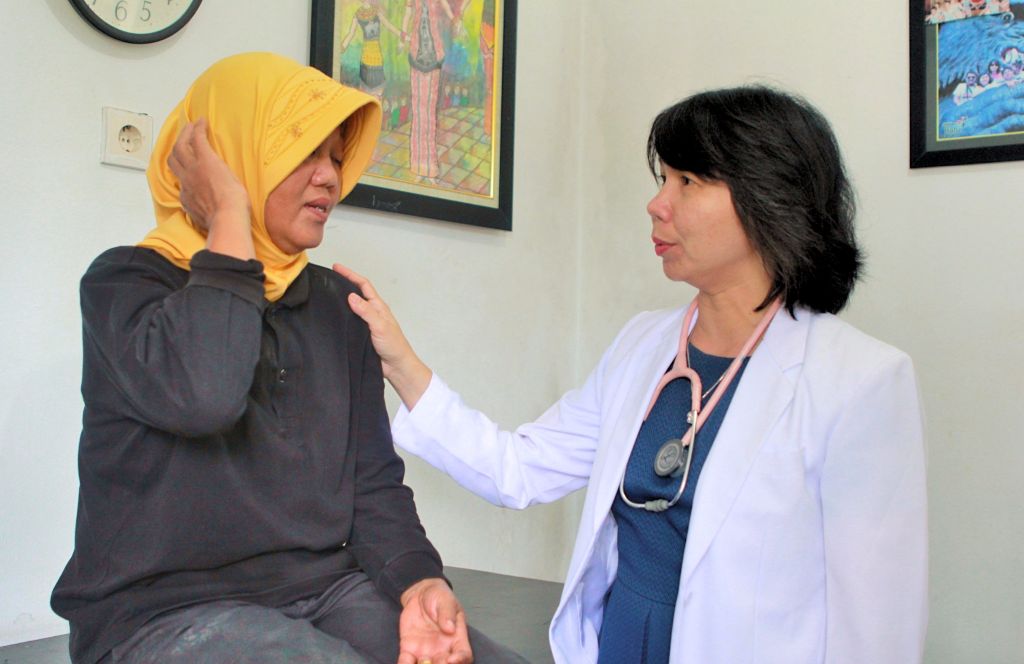 Melayani kesehatan masyarakat perkebunan kelapa sawit