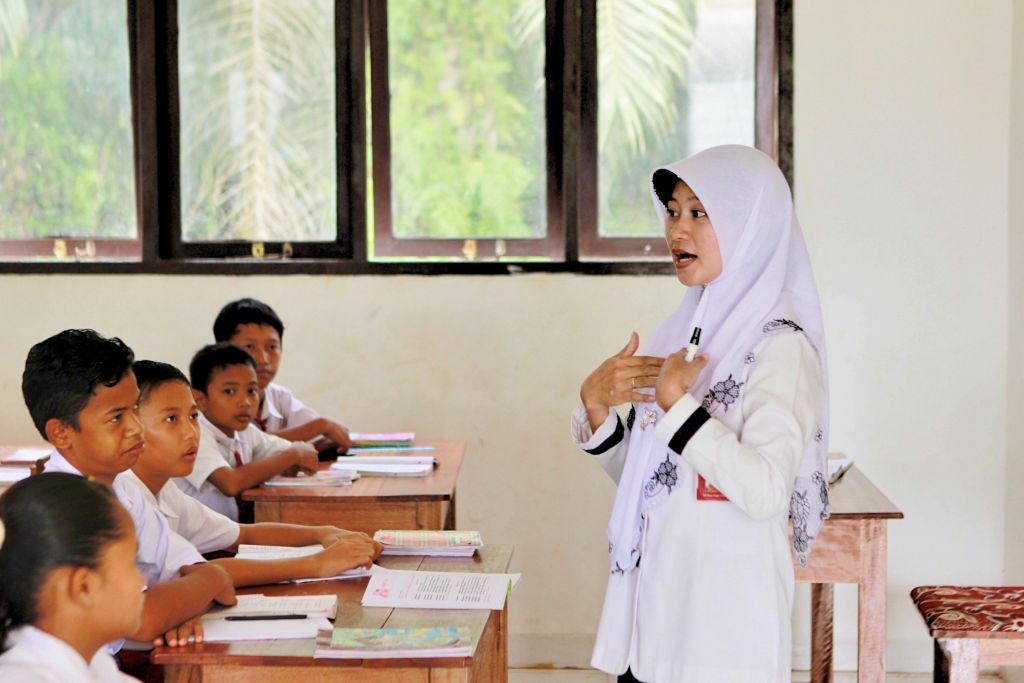 Pendidikan membantu mengentaskan kemiskinan