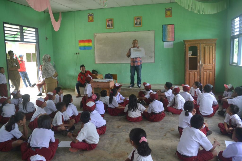 Donni melaksanakan kampanye pencegahan kebakaran di sebuah sekolah di Jambi