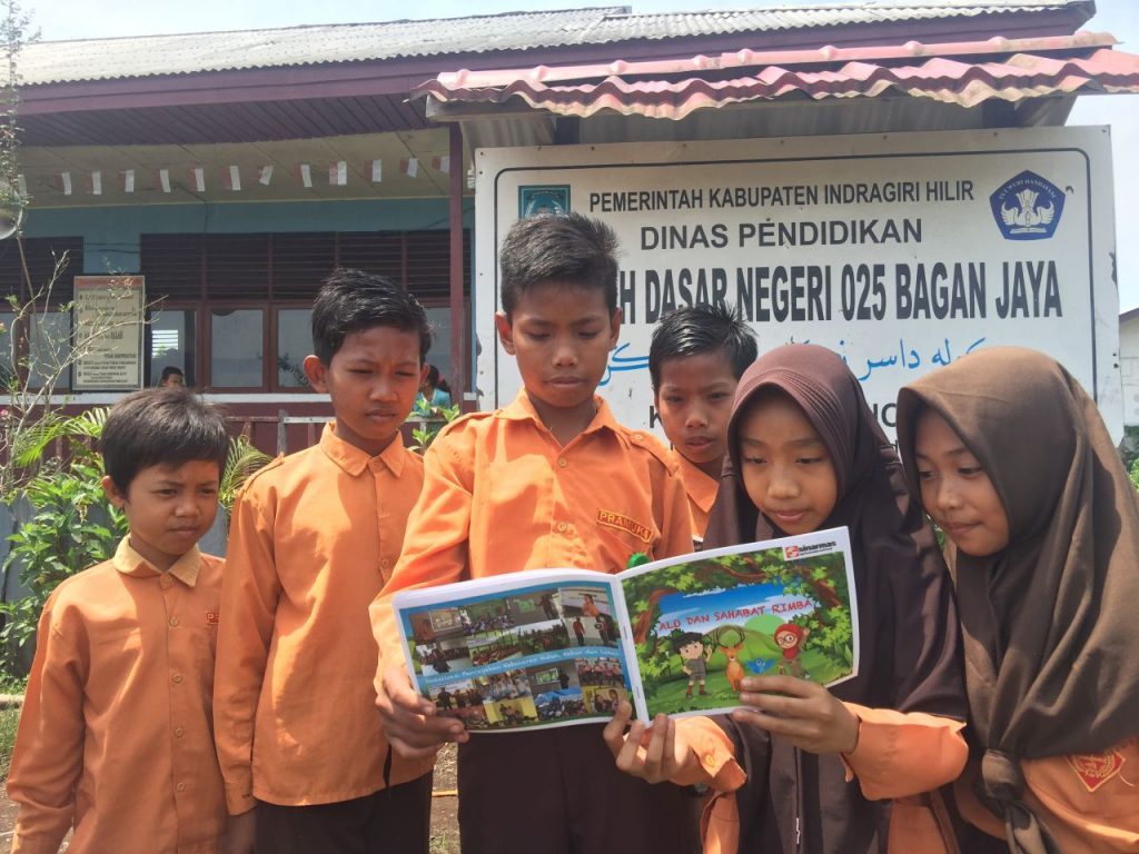 Anak-anak sekolah membaca versi asli buku