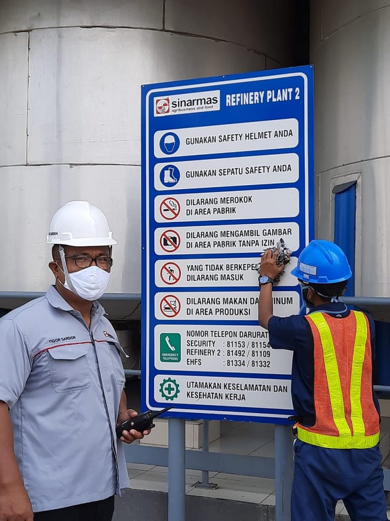 employee-at-refineries