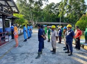 Bimbingan dan arahan kepada karyawan (foto diambil sebelum pandemi COVID-19)