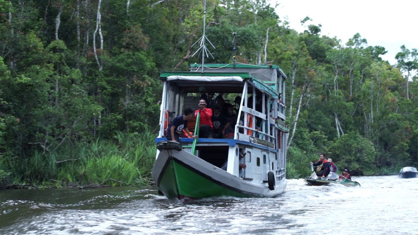 Perahu besar menyusuri Taman Nasional Tanjung Puting di Kalimantan Tengah