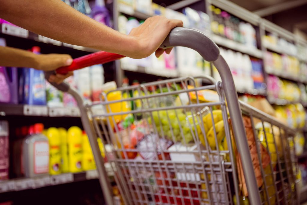 Konsumen di supermarket
