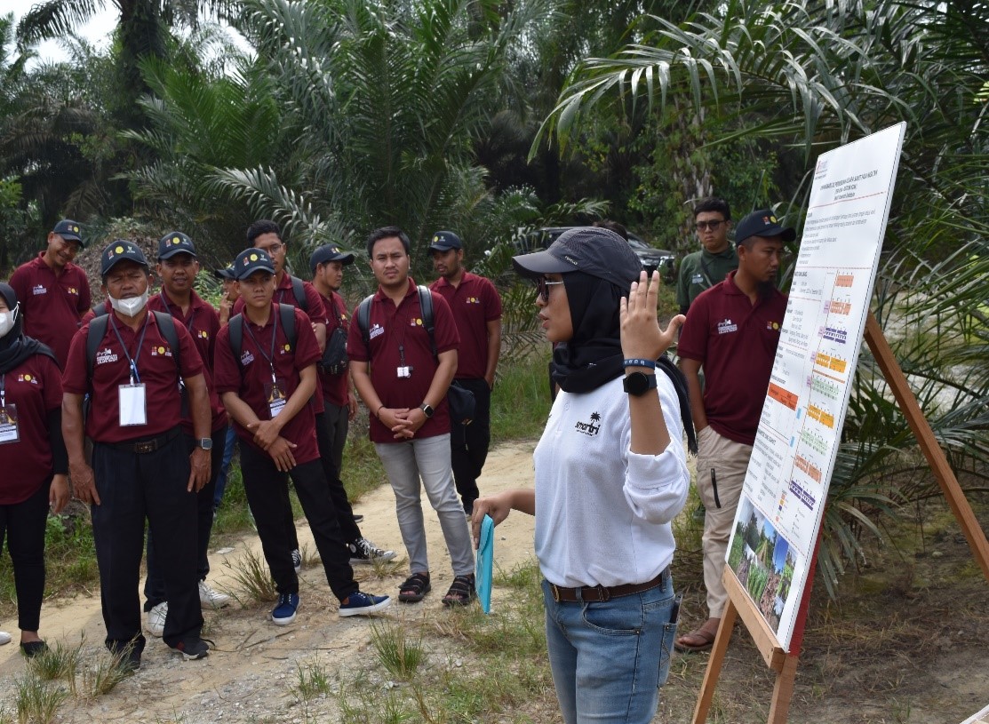 Elfrin memimpin sesi lapangan interaktif