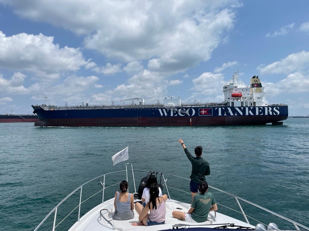 Tim Golden Agri Maritime berada di atas kapal