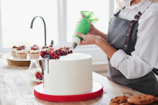 Get to Know the Types of Cake Coating and the Right Application Techniques