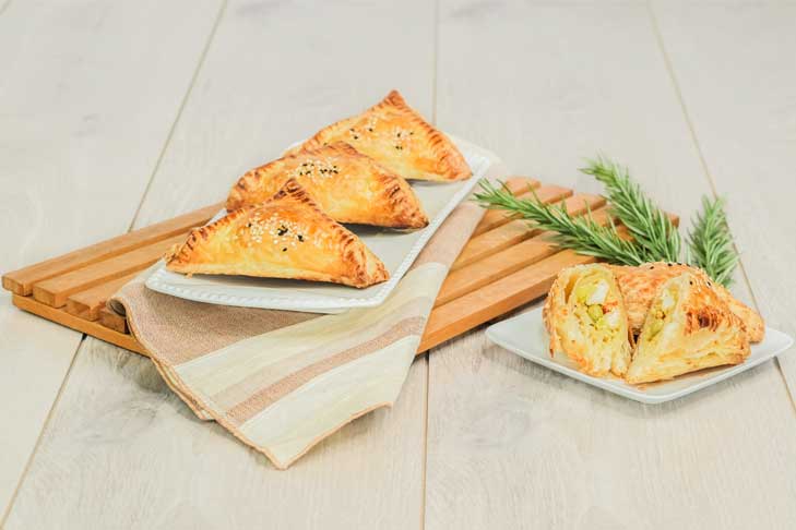 Chicken Curry Green Peas Puff