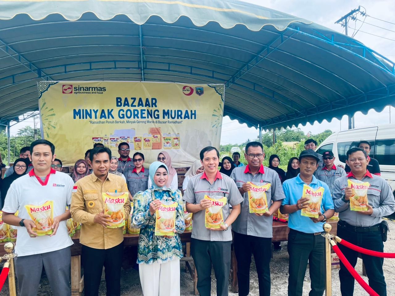PT SMART Tbk Tarjun Unit Holds Ramadan Cooking Oil Bazaar in Tarjun Village