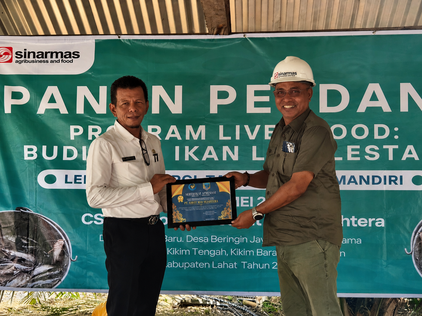Penyerahan piagam apresiasi dari Pemerintah Kabupaten Lahat