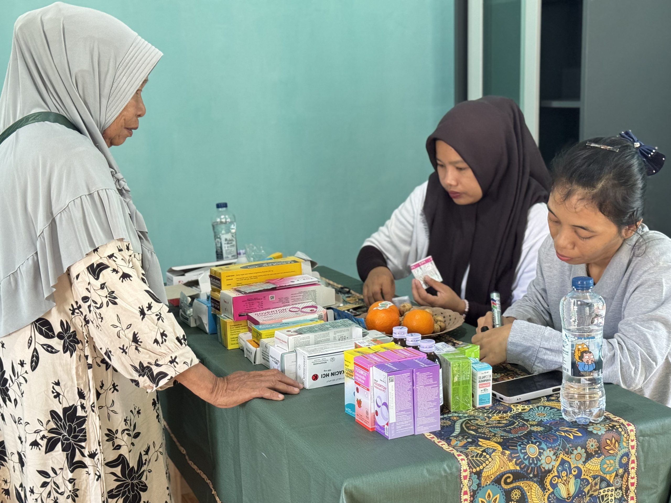 Seorang warga menerima obat