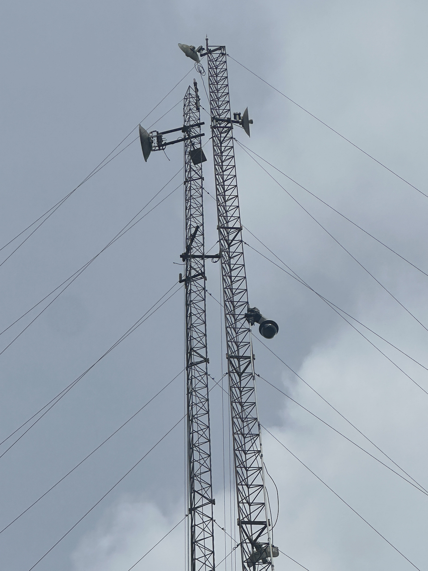 Menara CCTV berbasis AI