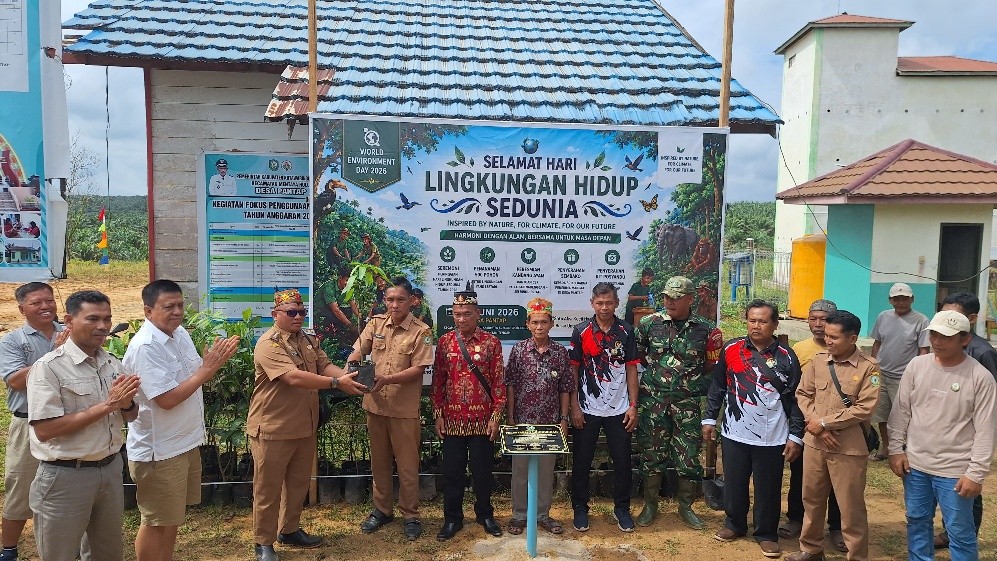 PT Tapian Nadenggan Plants 500 Trees to Strengthen Environmental Conservation and Community Empowerment