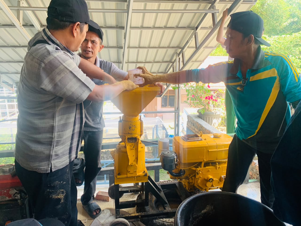 Peserta mempraktikkan proses pembuatan pakan alternatif menggunakan mesin pencetak pakan sebagai bagian dari pelatihan untuk meningkatkan efisiensi usaha budidaya ikan air tawar