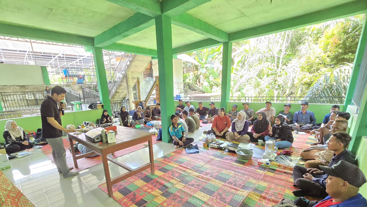 Suasana diskusi berlangsung interaktif sepanjang sesi saat membahas pembuatan pakan alternatif, pengolahan hasil budidaya, hingga strategi pemasaran produk